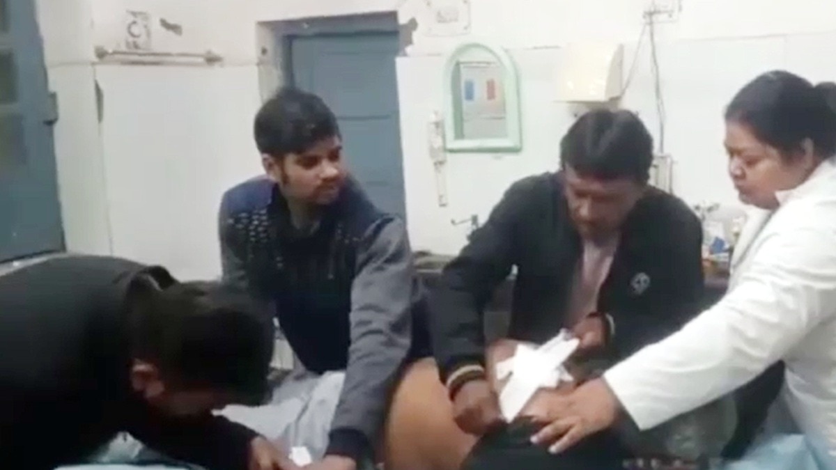  घायल बिजली कर्मचारी जिला अस्पताल में भर्ती.(Photo:Screengrab)