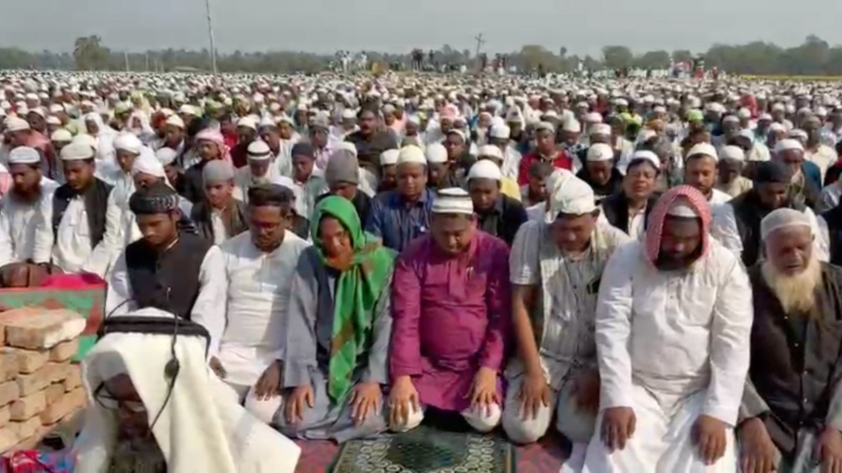 नमाज के दौरान इलाके में भारी सुरक्षा (Photo: ITG/ Anupam Mishra)