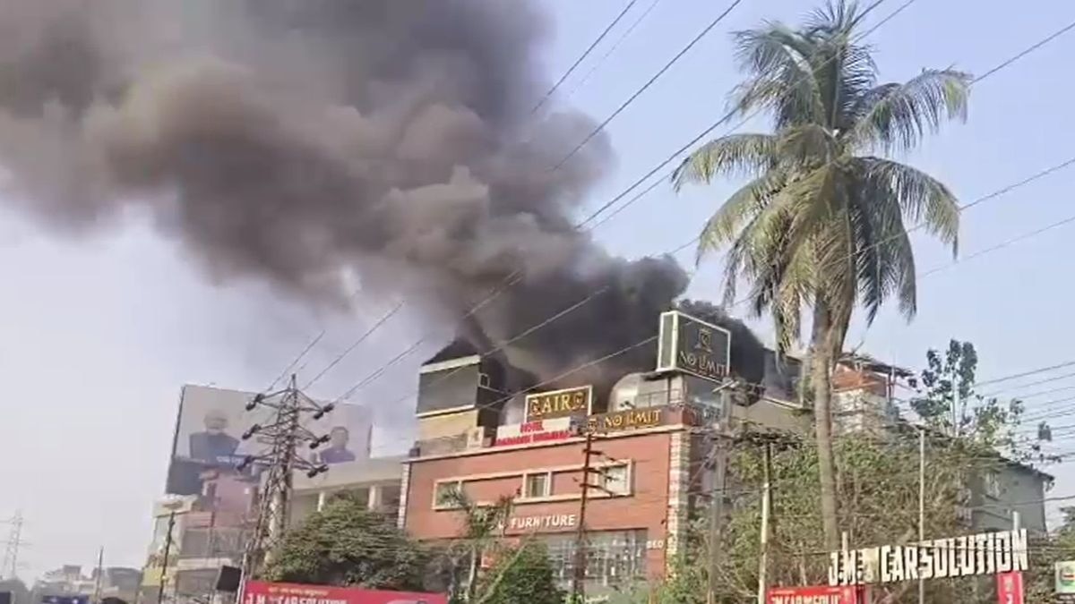 भुवनेश्वर के बार में लगी आग. (Photo: Screengrab)
