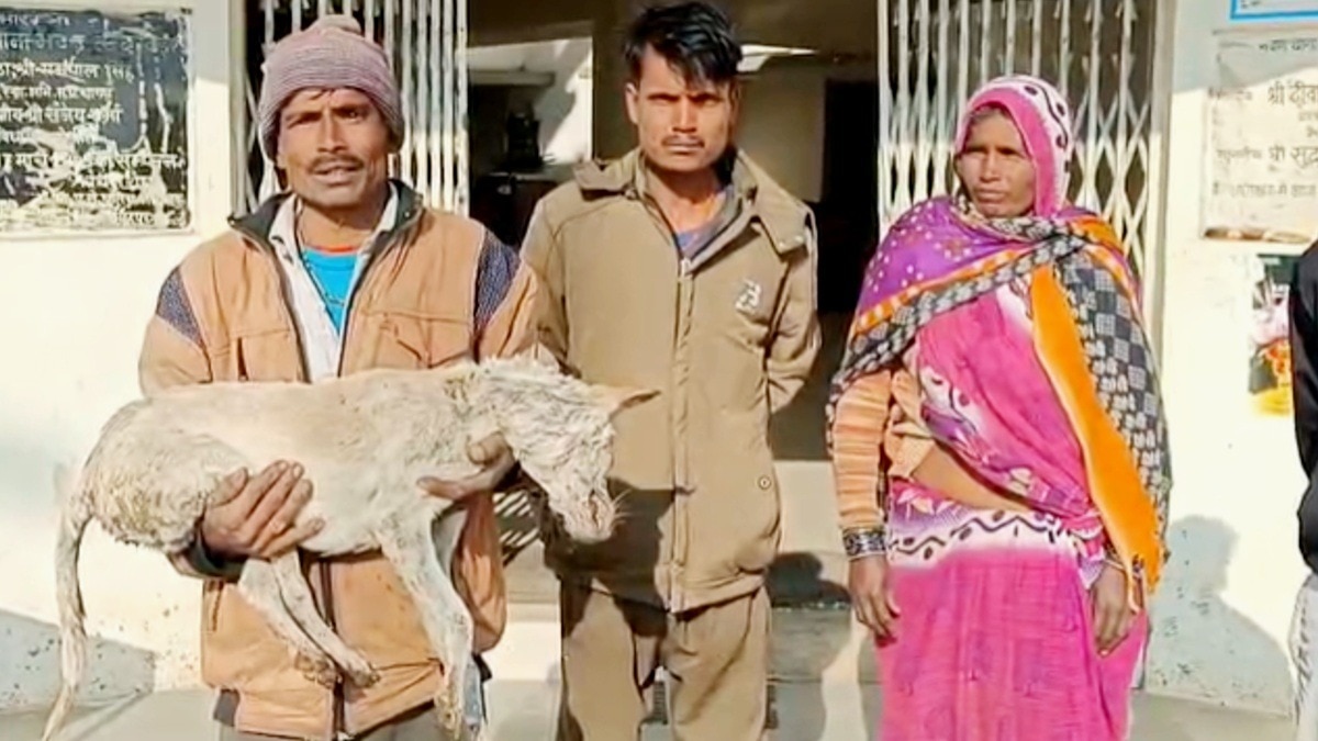 मृत कुत्ते को लेकर थाने पहुंचा पीड़ित मदन केवट का परिवार.(Photo:Screengrab) 