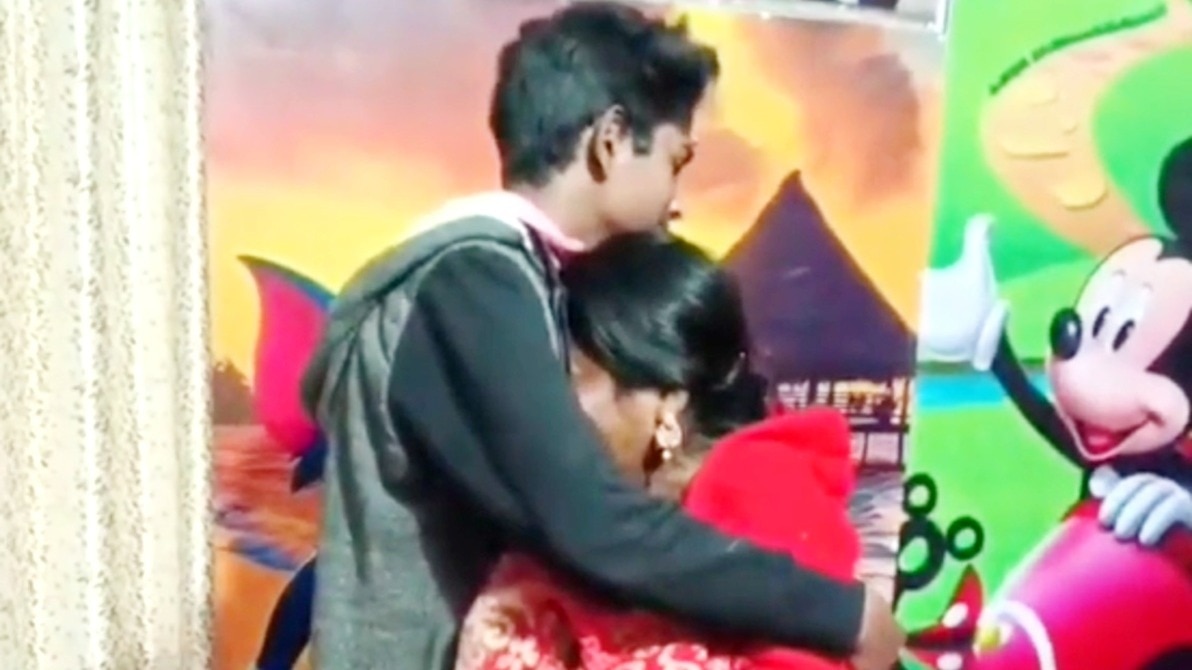 10 साल बाद मां-बेटे का मार्मिक मिलन.(Photo:Screengrab)