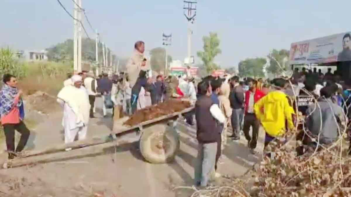 सोनीपत में लोगों ने सड़क की जाम (Photo: Screengrab)