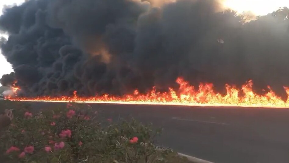 महाराष्ट्र के बीड़ जिले में बड़ा हादसा, डीजल से भरे टैंकर में जोरदार धमाका - maharashta beed diesel tanker explosion manjarsumba ghat ntc - AajTak