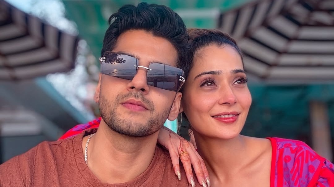 पति कृष पाठक संग हनीमून पर सारा खान, थाइलैंड के बीच पर रोमांटिक हुआ कपल