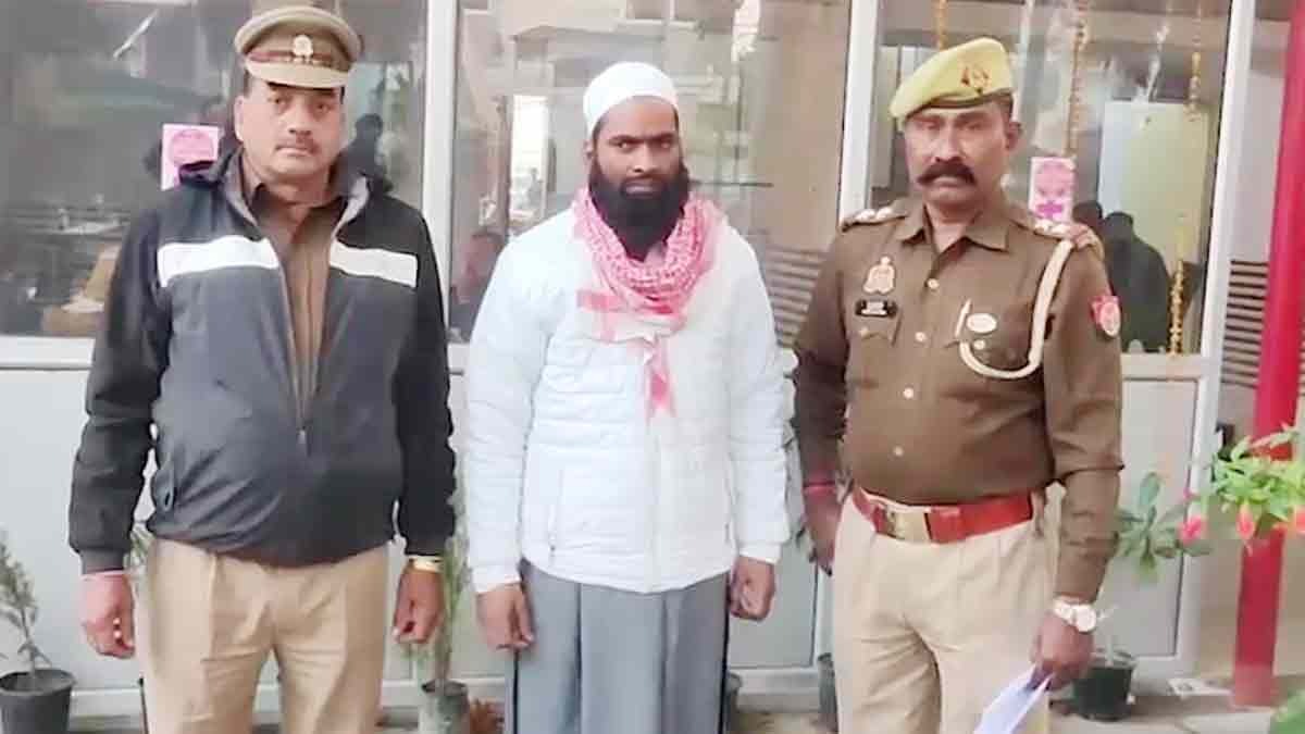 पुलिस को धमकी देने वाला गिरफ्तार (Photo: Screengrab)