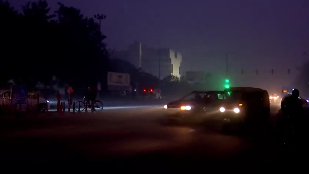 दिल्ली 'गैस चैंबर' में तब्दील, AQI 400 के पार, ITO समेत कई इलाकों में वायु गुणवत्ता 'गंभीर'