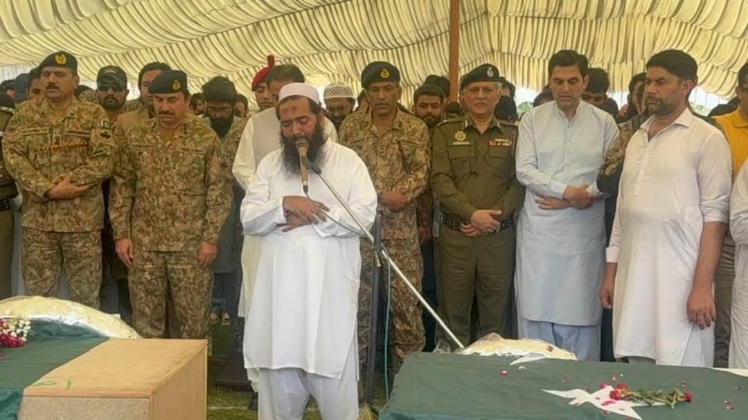आर्मी की मौजूदगी में ऑपरेशन सिंदूर के दौरान मारे गए आतंकियों के लिए नमाज पढ़ता रऊफ. (File Photo: Arvind Ojha/ITG)
