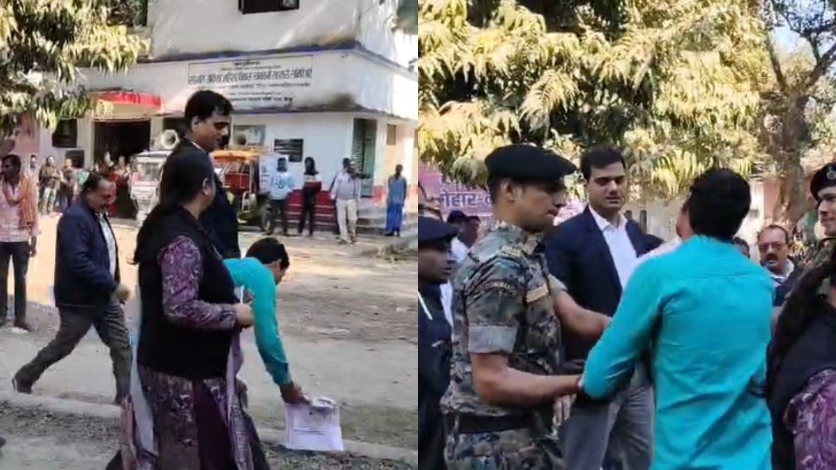 फरियादी ने डीएम का पैर पकड़ लिया.(Photo: Screengrab)