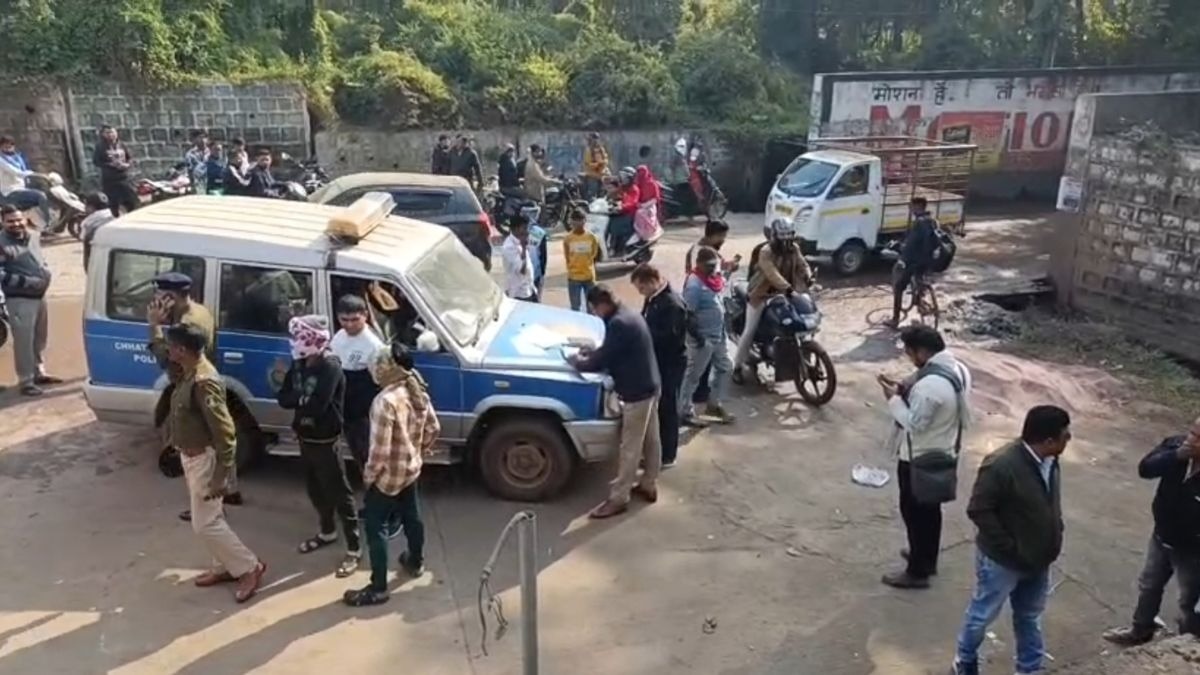 नाले में लाश मिलने से फैली सनसनी. (Photo: ITG)