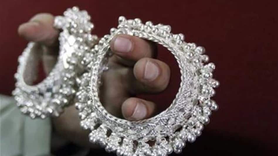 BREAKING : 2 लाख के पार पहुंचकर अचानक धड़ाम हुई चाँदी BREAKING : 2 लाख के पार पहुंचकर अचानक धड़ाम हुई चाँदी