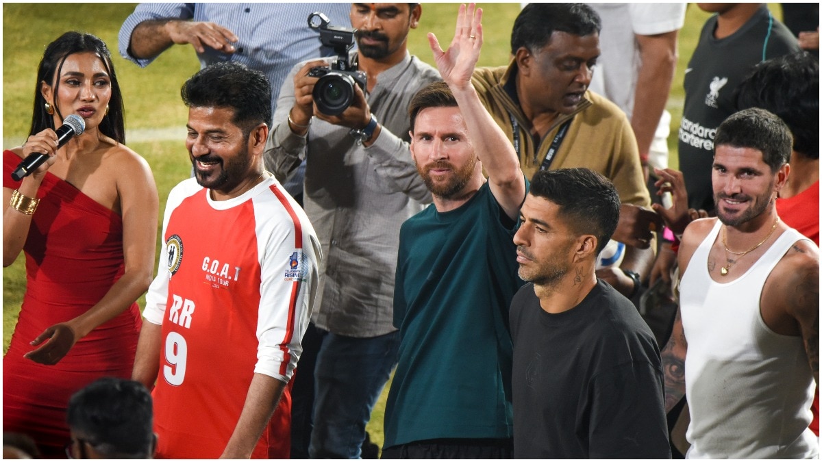 अर्जेंटीना के फुटबॉलर लियोनेल मेसी अपने हैदराबाद इवेंट के दौरान प्रशंसकों का अभिवादन करते हुए. (Photo: PTI)