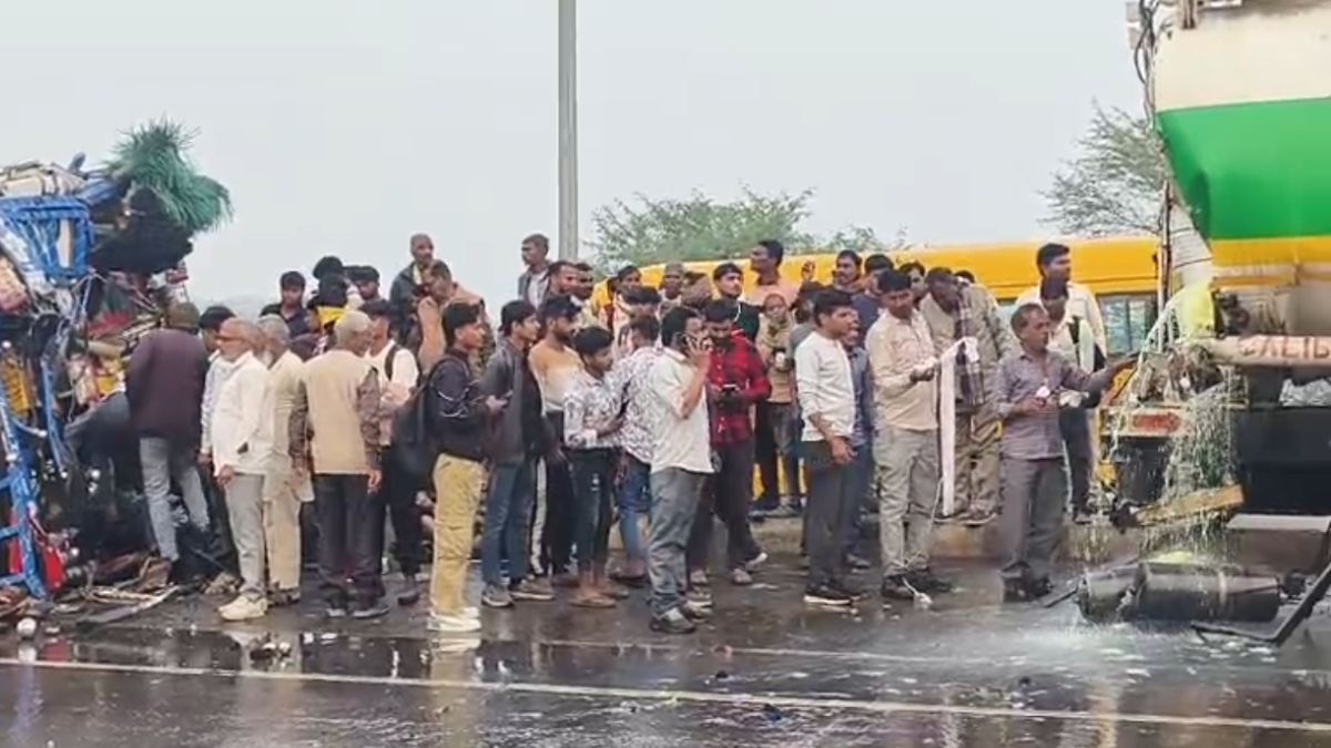 हादसे के बाद सड़क पर बहने लगा डीजल. (Photo: Screengrab)