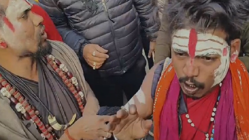 जौनपुर में बाबाओं को भीड़ ने पीटा. (Photo: Screengrab)