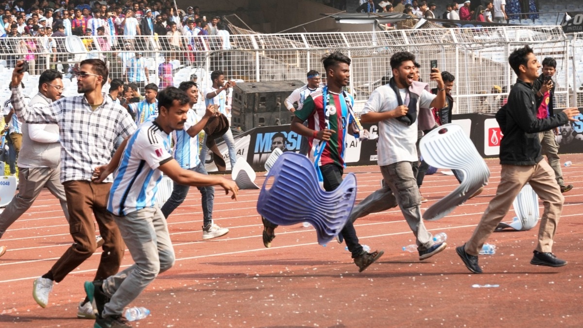12 हजार तक का टिकट, 60 हजार क्षमता वाले स्टेडियम में 70 हजार दर्शक... मेसी के कोलकाता इवेंट में क्यों बेकाबू हुए फैन्स?