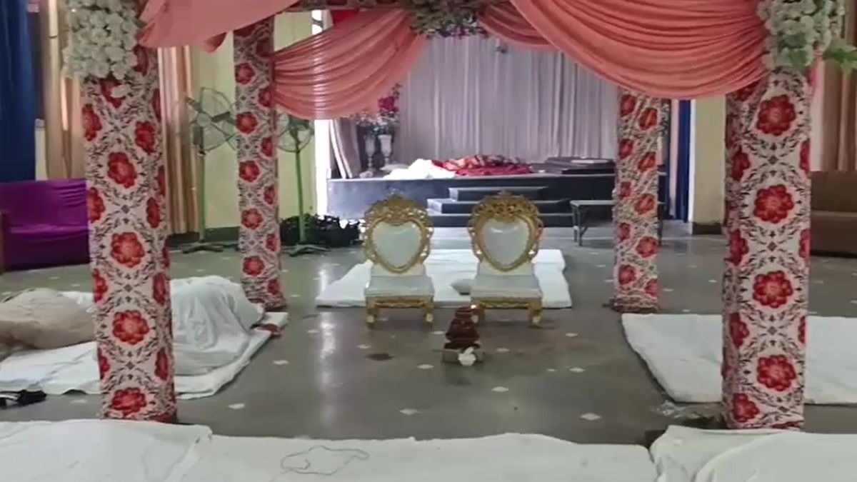 बारात घर में सजा रह गया मंडप और स्टेज. (Photo: Screengrab)