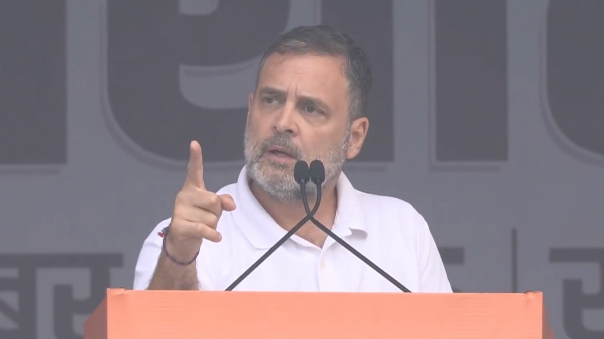 राहुल गांधी ने कहा कि चुनाव आयोग सरकार के साथ मिलकर काम कर रही (Photo: X/@ INC)