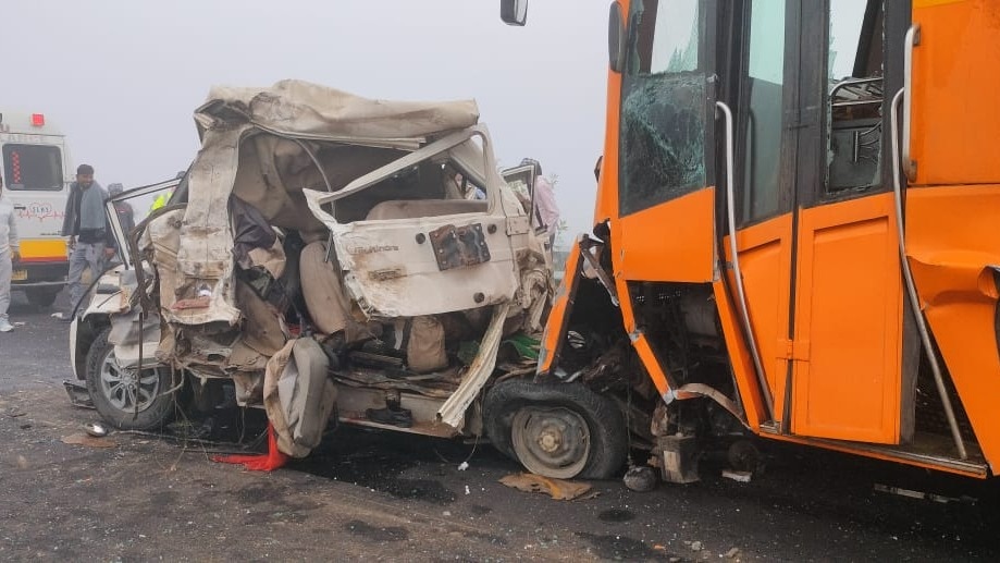 परिवार अस्थियां विसर्जित करने प्रयागराज जा रहा था.(Photo: Siddhartha Gupta/ITG)