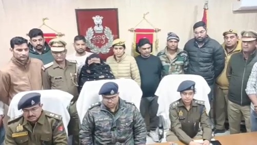 पुलिस की गिरफ्त में आरोपी.(Photo: Screengrab)
