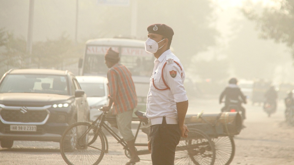 अस्पतालों में सांस की परेशानी वाले मरीजों की संख्या तेजी से बढ़ी (Photo: PTI)