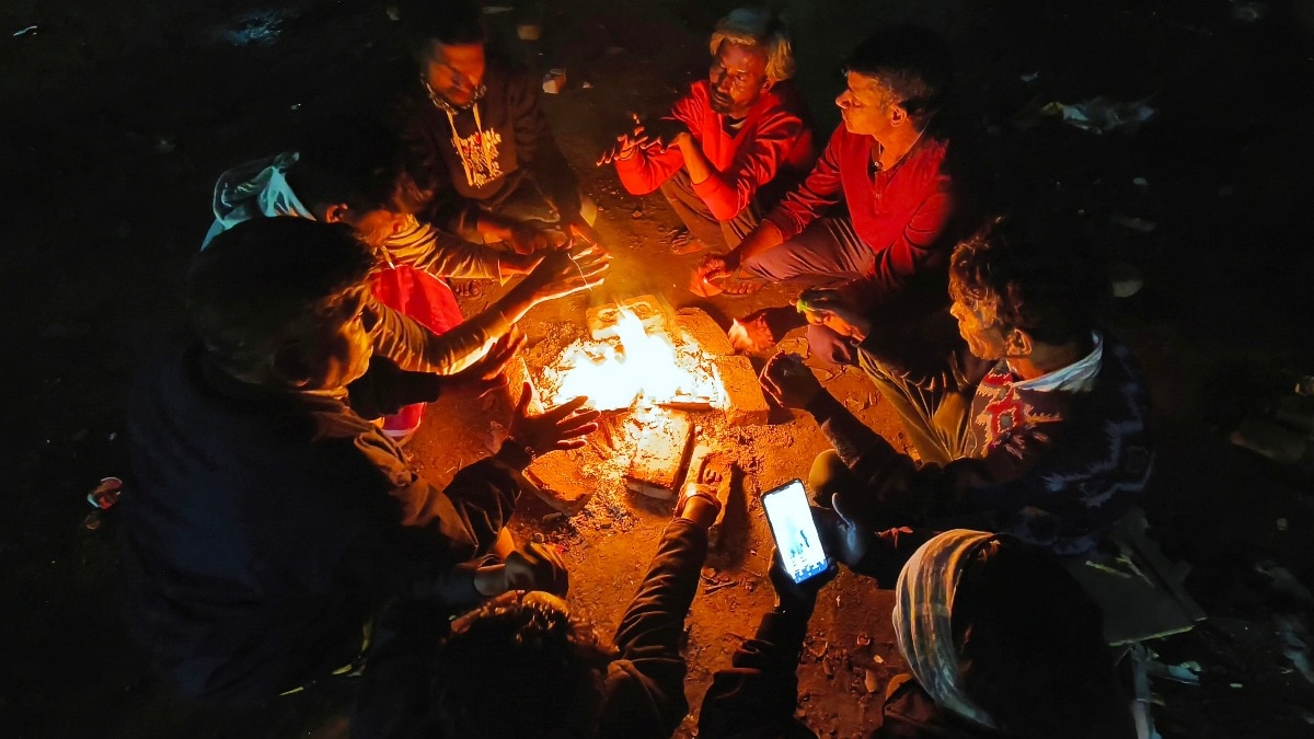 प्रदूषण के बीच दिल्ली-NCR में कड़कड़ाती ठंड की दस्तक! 2 डिग्री तक लुढ़क सकता है तापमान