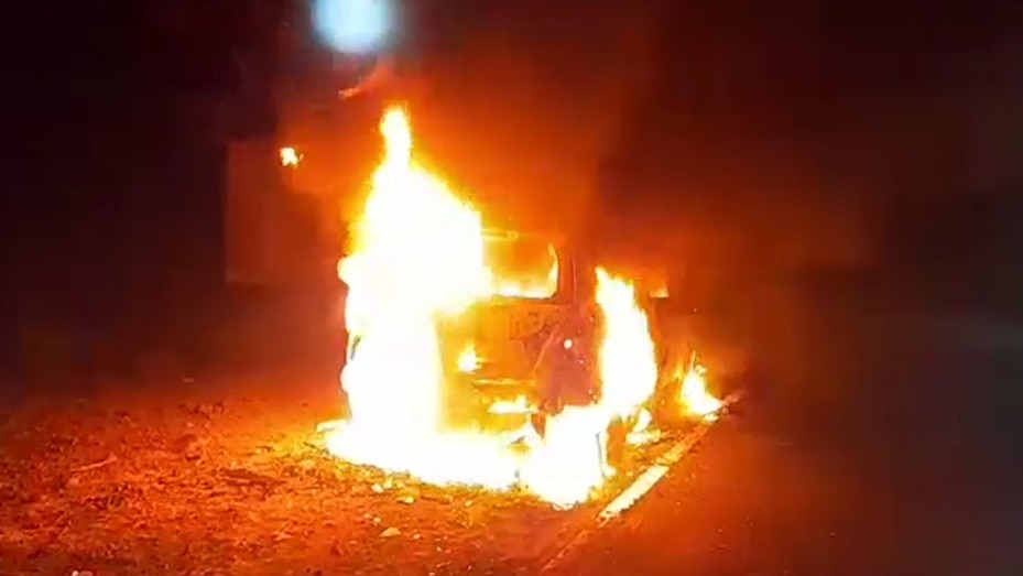 चलती कार में लगी आग. (Photo: Screengrab)