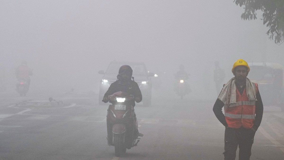 40 फ्लाइट्स रद्द, सड़कों पर रेंग रही गाड़ियां... घने कोहरे के बीच ऐसी हुई दिल्ली वालों की सुबह