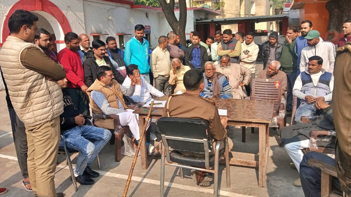 Farmers' organizations reached Bijnor police station to demand the recovery of minor girl. (Photo - ITG)