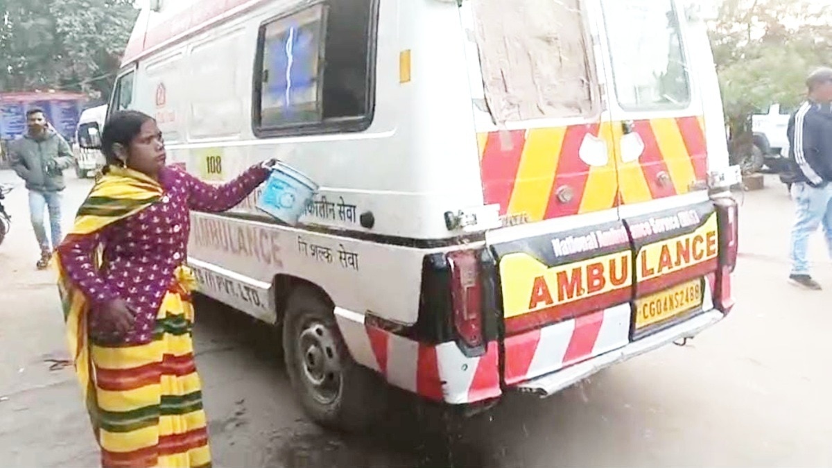 MP में मानवता शर्मसार! मरीज की पत्नी से करवाई एंबुलेंस की सफाई, ड्राइवर बोला- उल्टी की है तो धोना पड़ेगा