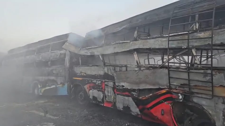 घने कोहरे के चलते यमुना एक्सप्रेसवे पर भिड़ीं 6 बसें और 2 कारें, आग लगने से कई यात्रियों की मौत - Mathura due to fog Several buses accident catch fire on Delhi