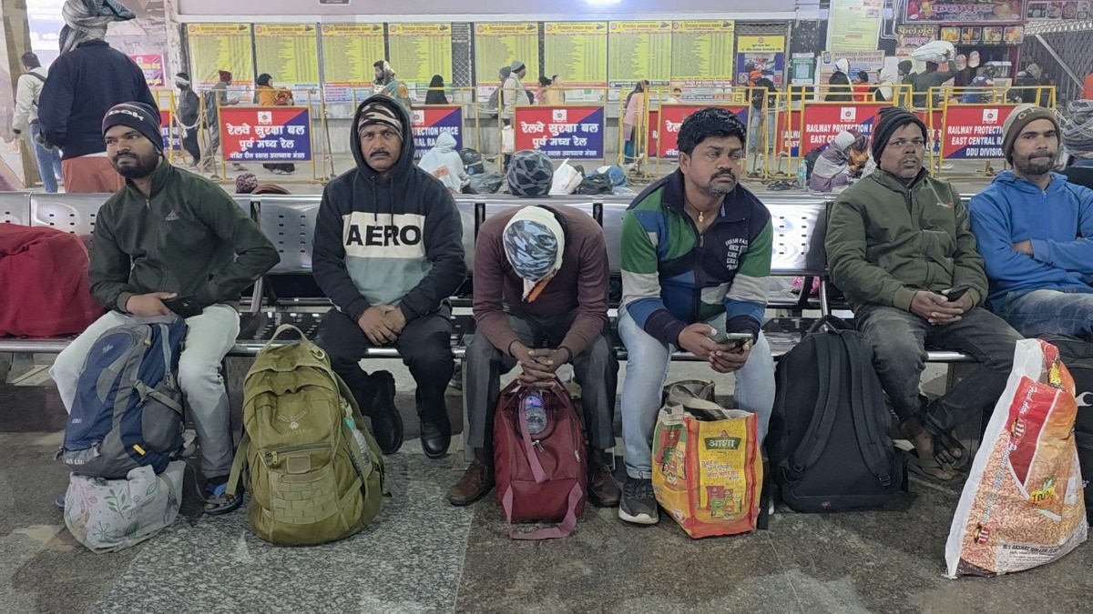Passengers waiting for a train at DDU junction in Uttar Pradesh (Photo - ITG)