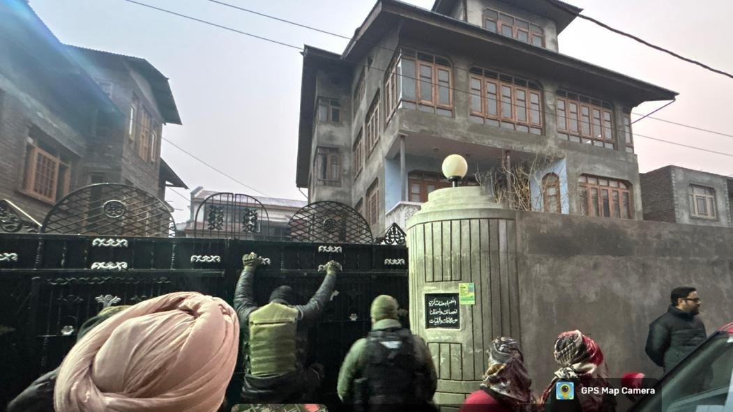 जैश-ए-मोहम्मद से आतंकियों के जुड़े होने का शक है.