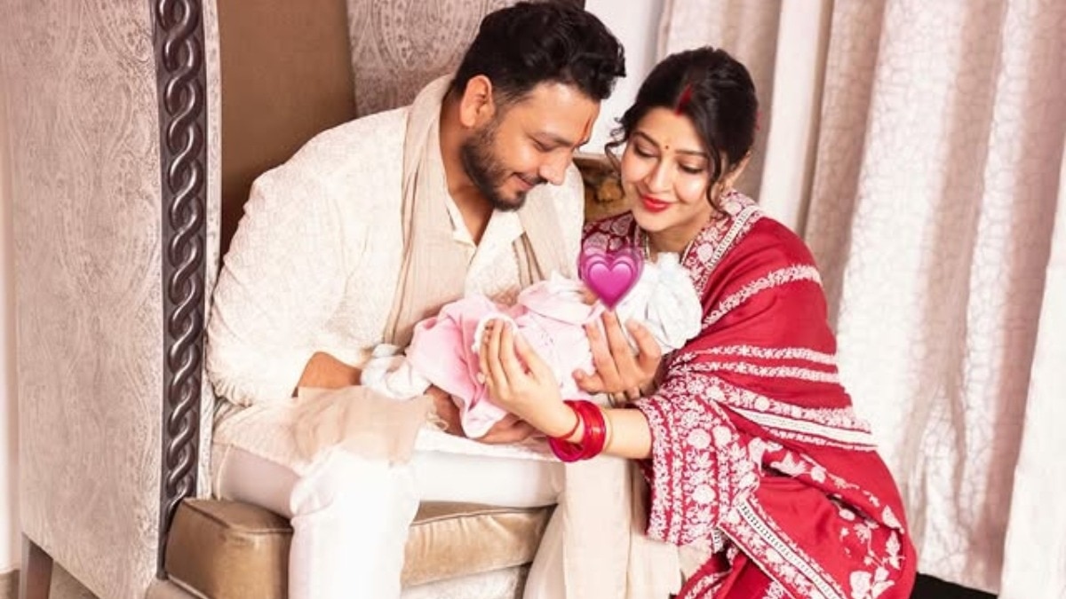 सोनारिका ने दिखाई बेटी की झलक (Photo: Instagram @bsonarika/DipakStudio)