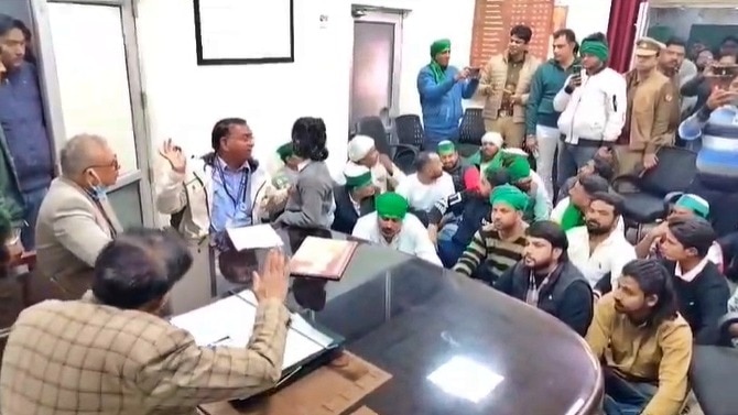 मेरठ जिला अस्पताल में धरने पर बैठे किसान (Photo- ITG)