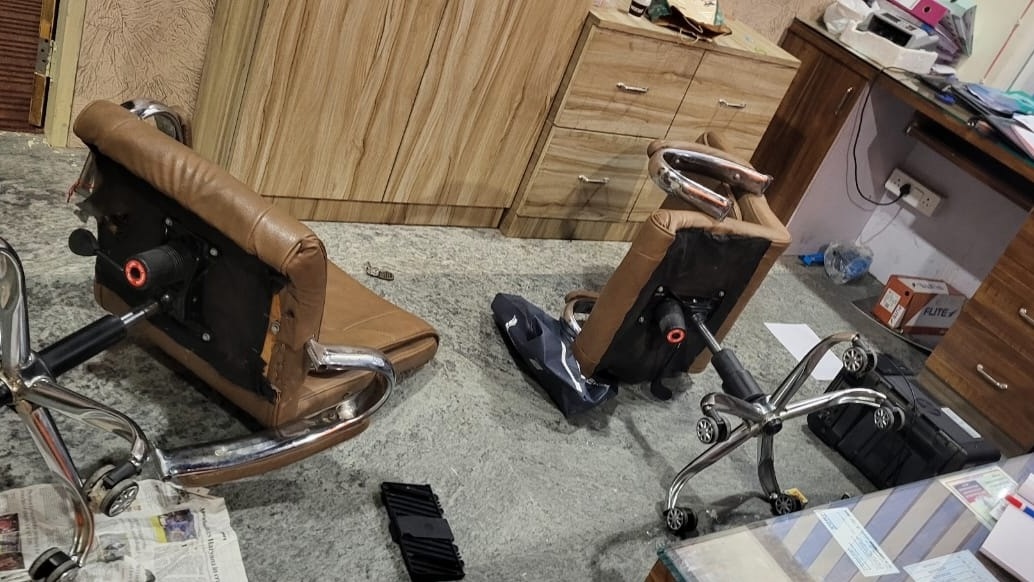 किडनैपिंग से पहले बदमाशों ने ऑफिस में की तोड़फोड़. (Photo: Himanshu Sharma/ITG)