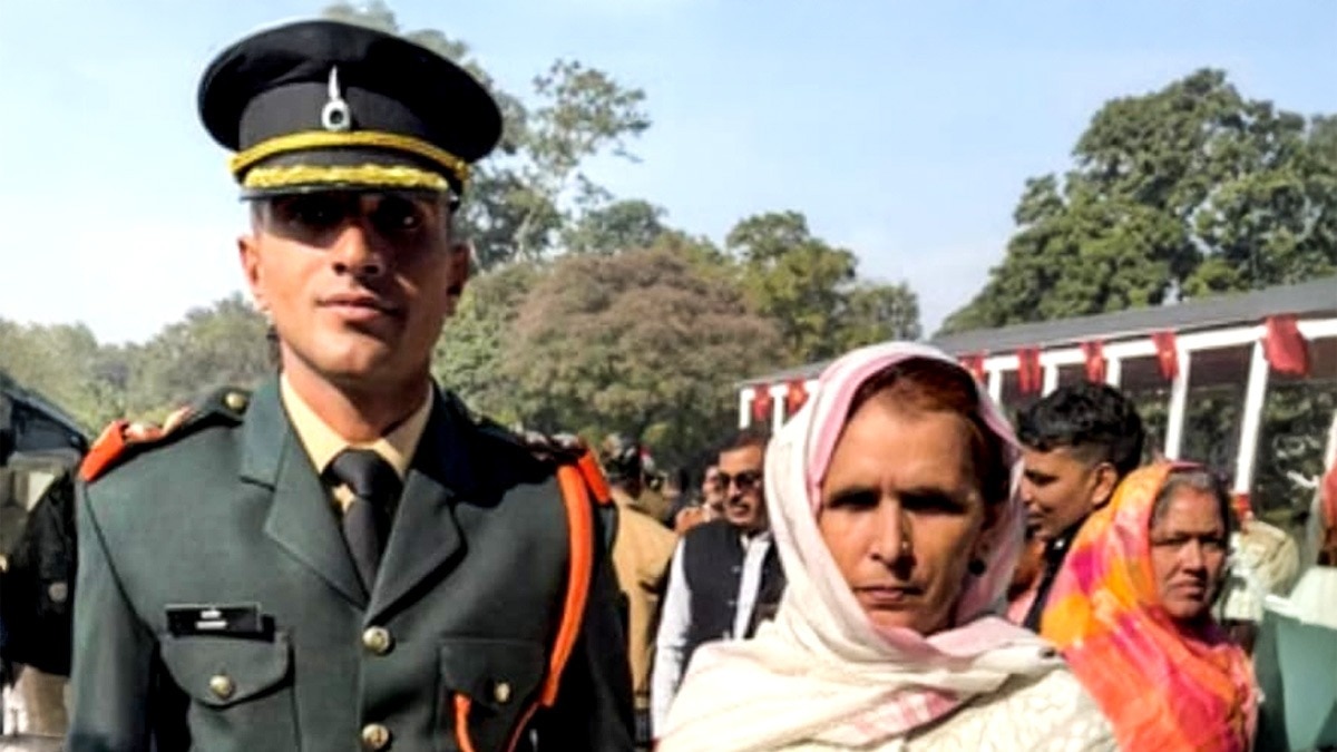 पासिंग परेड में अपनी मां के साथ हरदीप. (Photo: Sunil Kumar Tiwari/ITG)