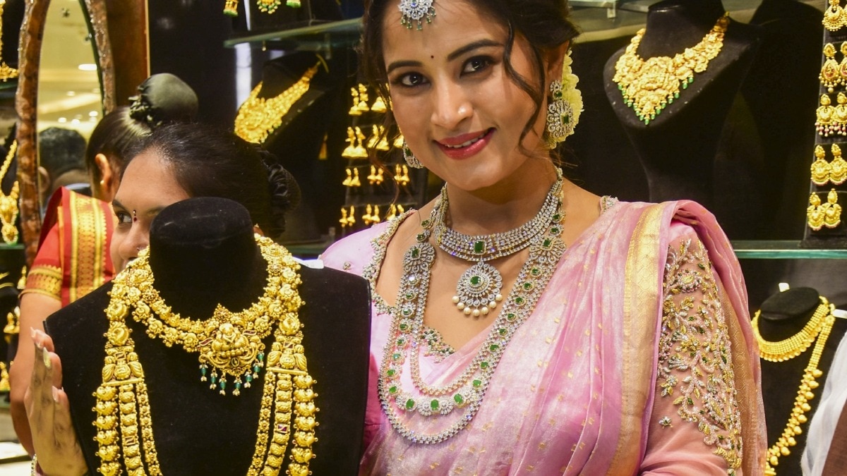 सोने-चांदी की कीमत में गिरावट. (Photo: File/PTI) 