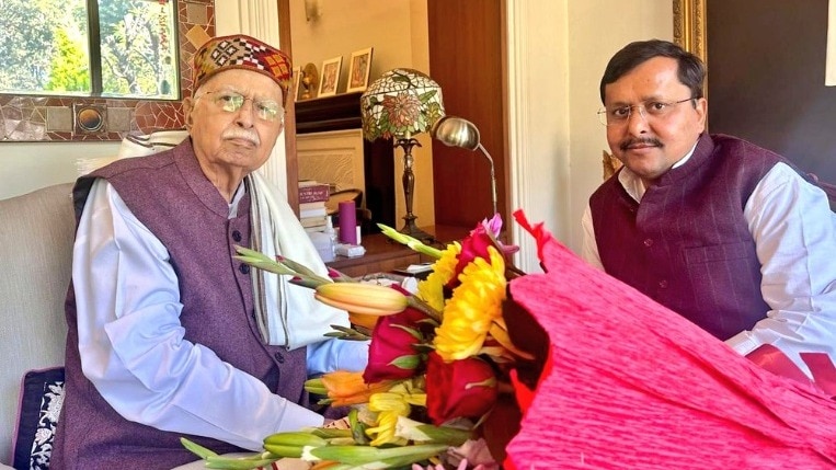 Nitin Navin met LK Advani.