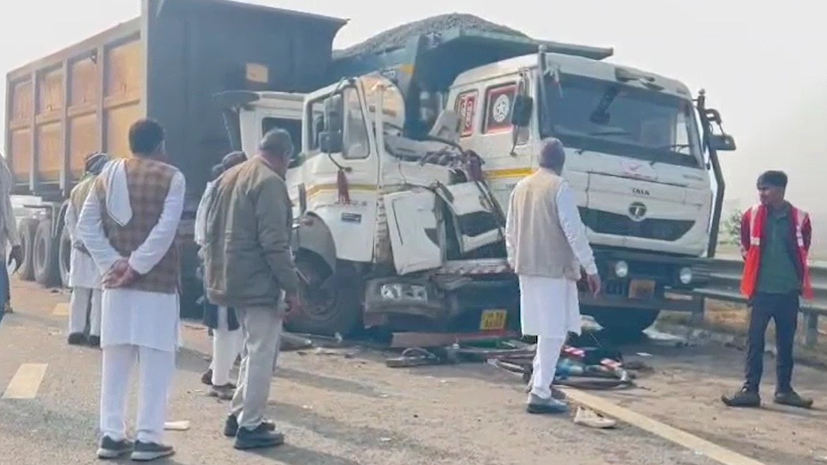 दिल्ली-मुंबई एक्सप्रेस-वे पर भिड़े 20 वाहन. (Photo: Screengrab)