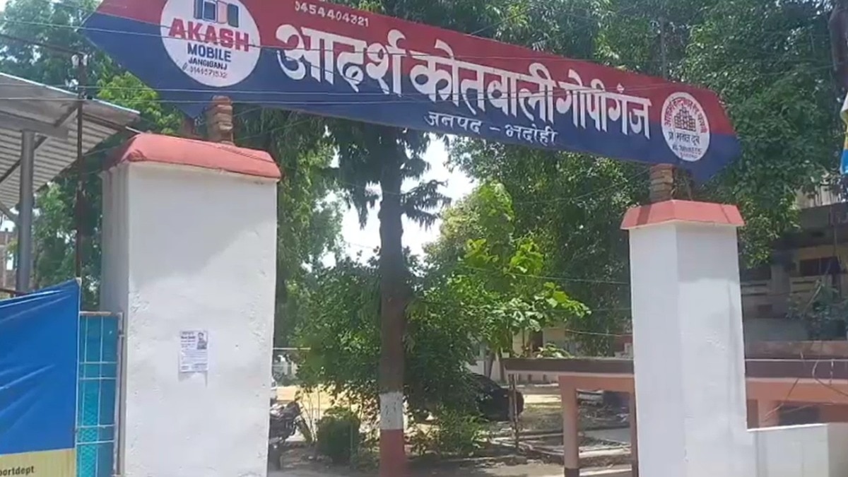 5 लाख छिनैती मामले में दारोगा गिरफ्तार. (Photo: Screengrab)