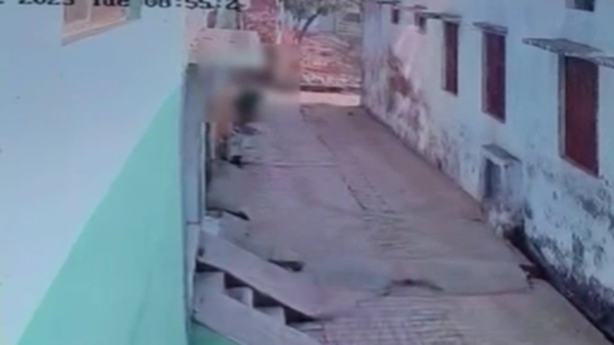 शोहदे की शर्मनाक हरकत! पीछा कर लड़की को गोद में उठाया (Photo: itg)