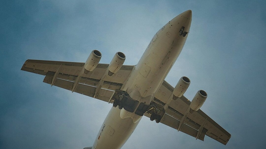 दिल्ली में प्रदूषण की वजह से कई फ्लाइट्स कैंसिल की गई हैं. 