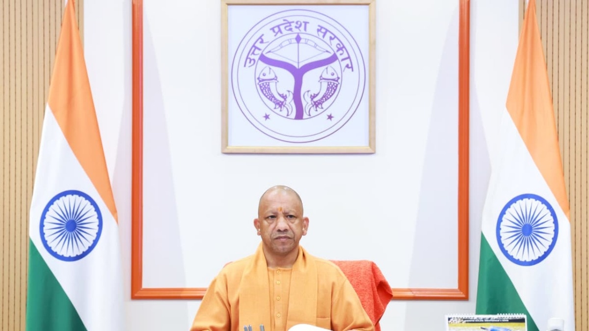 बैठक करते मुख्यमंत्री योगी आदित्यनाथ (Photo: यूपी सूचना विभाग)