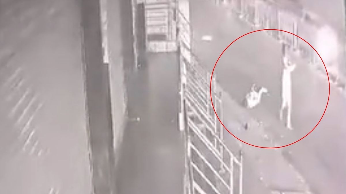 सड़क पर कार्डियक अरेस्ट से युवक की हो गई मौत. (Photo: Screengrab)