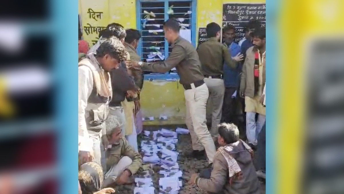 rajgarh khilchipur farmers tie urea demand slips at marketing society office