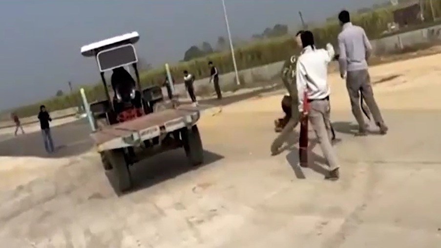 क्रिकेट खेलने के दौरान युवकों में मारपीट. (Photo: Screengrab)
