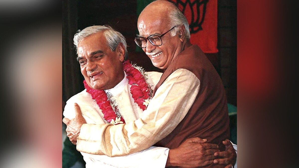 'अटल संस्मरण' किताब में दावा किया गया कि वाजपेयी को राष्ट्रपति बनाने और आडवाणी को PM बनाने का प्रस्ताव आया था. (File Photo)