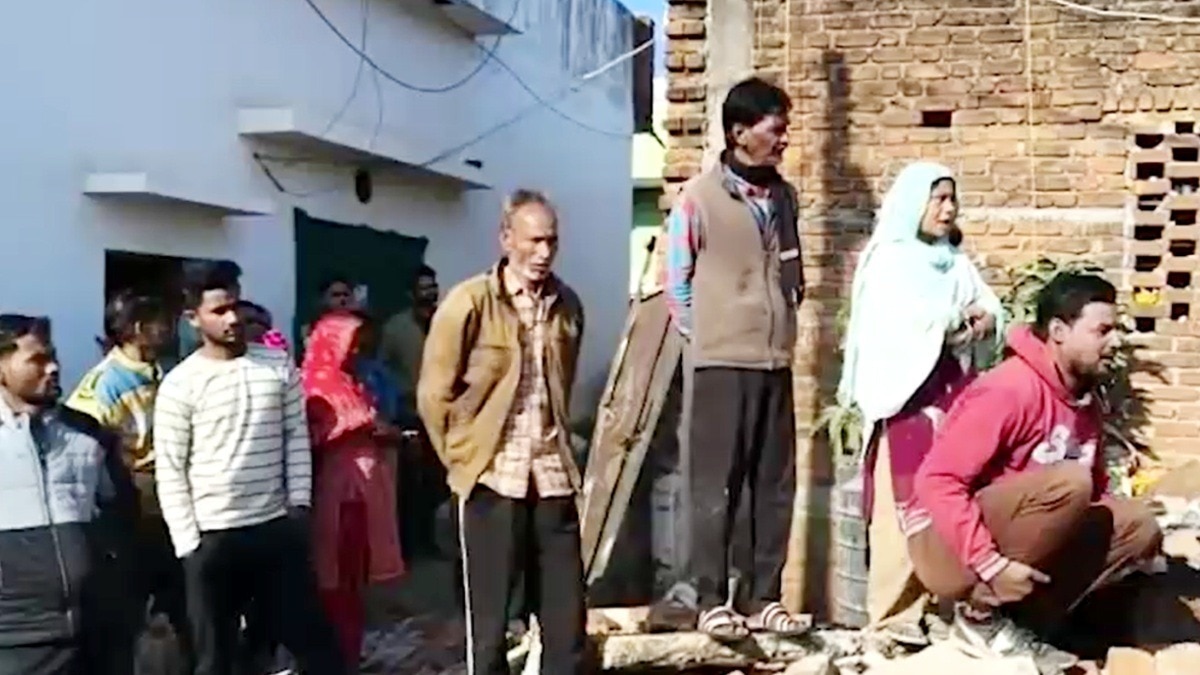 चला प्रशासन का बुलडोजर, लोगों में गुस्सा.(Photo:Screengrab)