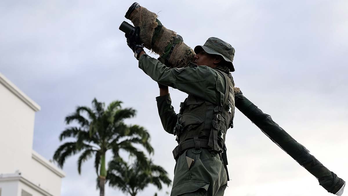 वेनेजुएला की राजधानी काराकस में इग्ला-एस रॉकेट लॉन्चर लेकर खड़ा एक सैनिक. (Photo: Getty)