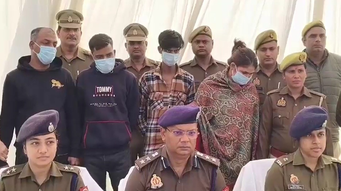 पुलिस गिरफ्त में आरोपी. (Photo: Screengrab)