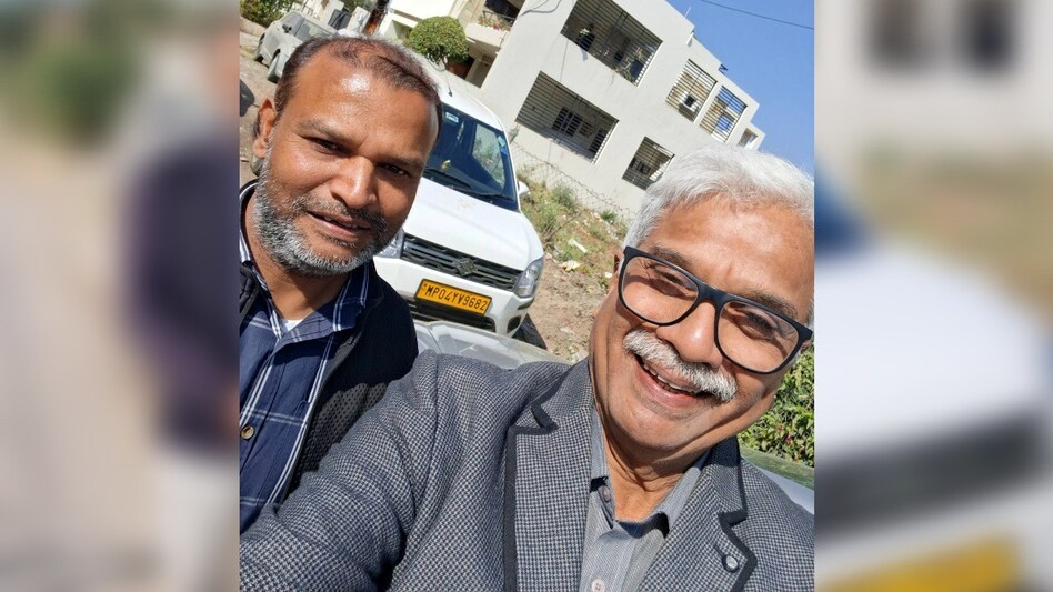 कैब ड्राइवर ने पेश की मिसाल, रुपयों से भरा पर्स सवारी को लौटाया 2 कैब ड्राइवर ने पेश की मिसाल (Photo:ITG)